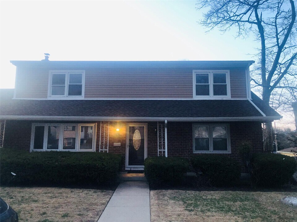 232 Frederick Ave in South Floral Park, NY - Building Photo