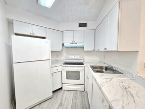 213 Lake Pointe Dr in Oakland Park, FL - Building Photo - Building Photo