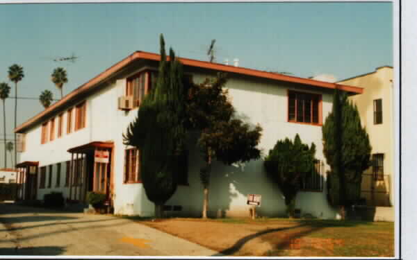 235-237 1/2 N. New Hampsh in Los Angeles, CA - Building Photo