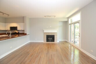 2912 N River Walk Dr, Unit Riverfront Apartment in Chicago, IL - Foto de edificio - Building Photo