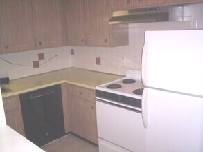 204 Newbury Ave in Quincy, MA - Building Photo - Building Photo