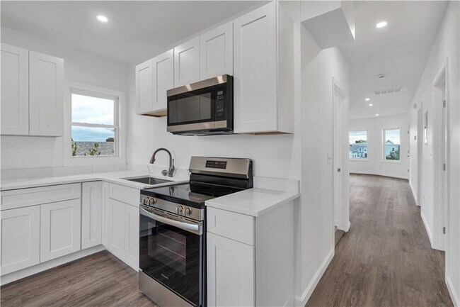 1320 Elmwood Ave-Unit -3 in Cranston, RI - Building Photo - Building Photo