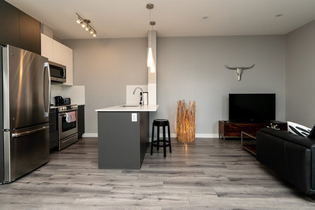 11303-11105 105 Ave NW in Edmonton, AB - Building Photo