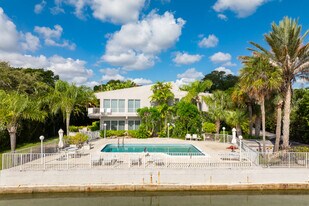 6011 N Bayshore Dr in Miami, FL - Building Photo