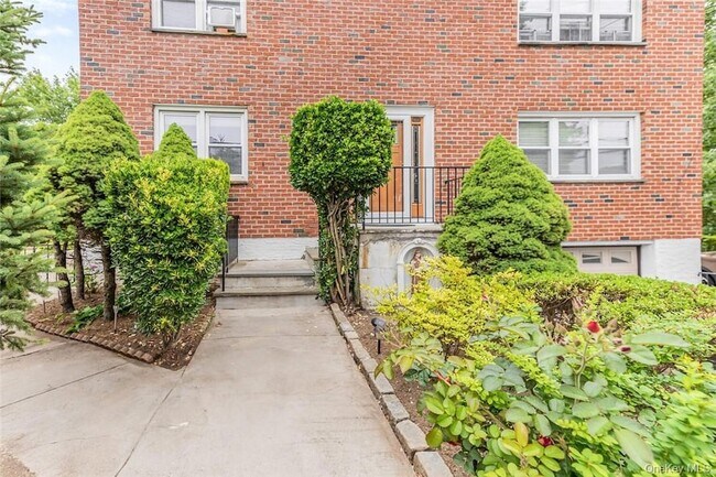 433 Palmer Rd, Unit Second Fl in Yonkers, NY - Building Photo - Building Photo