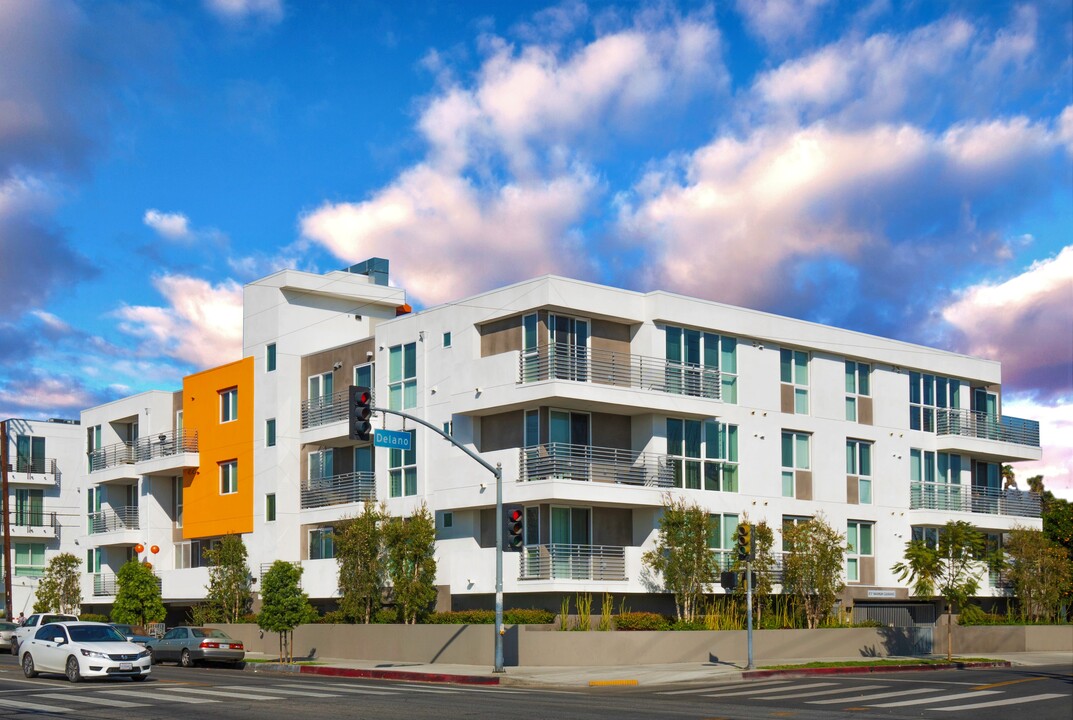 6200 Kester Apartments in Van Nuys, CA - Building Photo