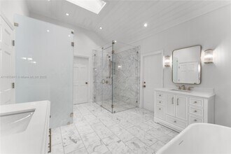 6675 Roxbury Ln in Miami Beach, FL - Building Photo - Building Photo