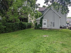 912-914 E Jefferson St in Iowa City, IA - Building Photo - Building Photo