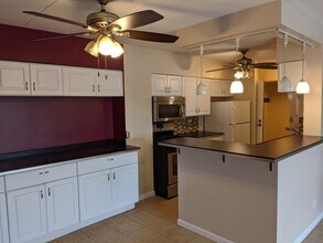 220 S Roselle Rd in Schaumburg, IL - Foto de edificio - Building Photo