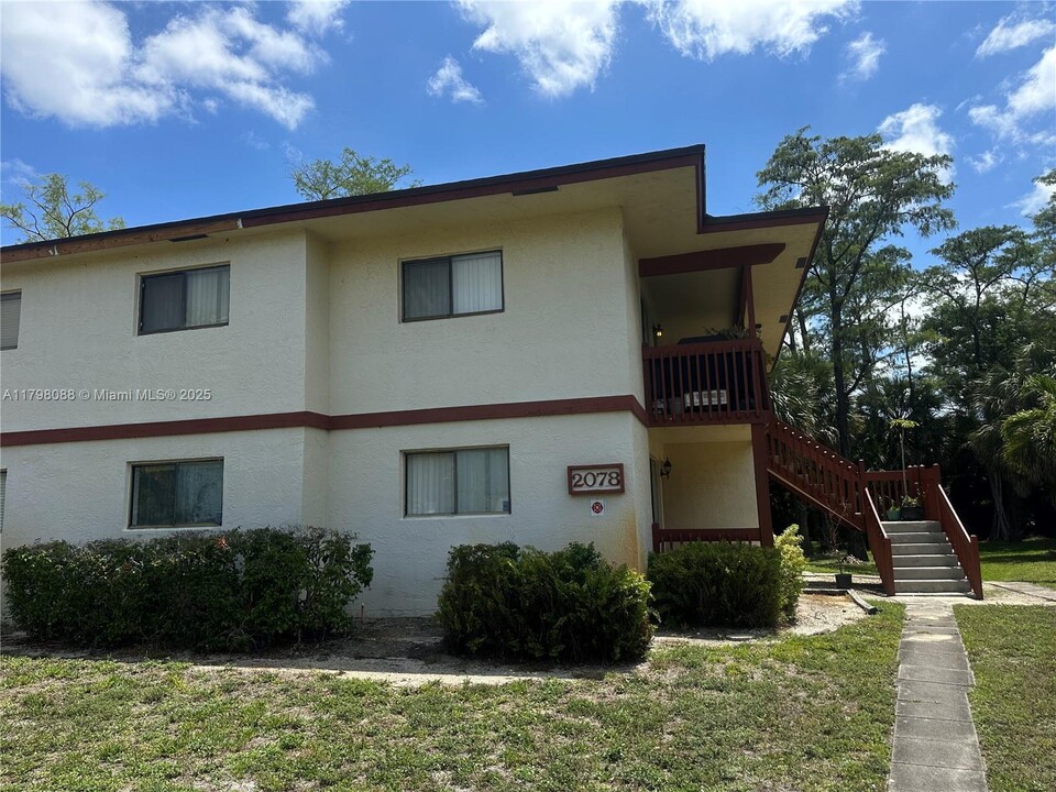 2078 NW 43 Terrace in Lauderhill, FL - Building Photo