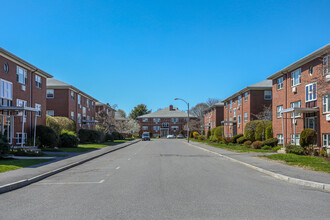 Garden Grove Condominium in Waltham, MA - Foto de edificio - Building Photo