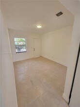 642 NW 77th St in Miami, FL - Foto de edificio - Building Photo