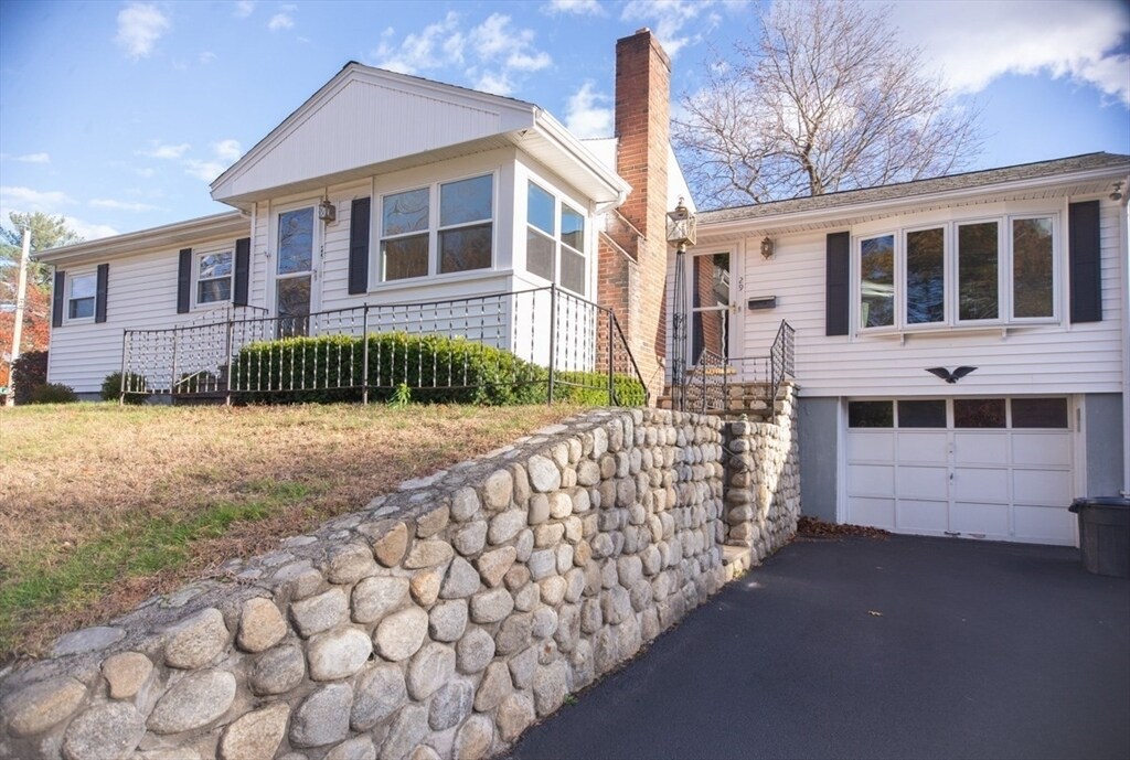 29 Rainbow Ave in Chelmsford, MA - Building Photo