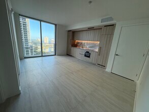 77 SE 5th St, Unit 2015 in Miami, FL - Foto de edificio - Building Photo