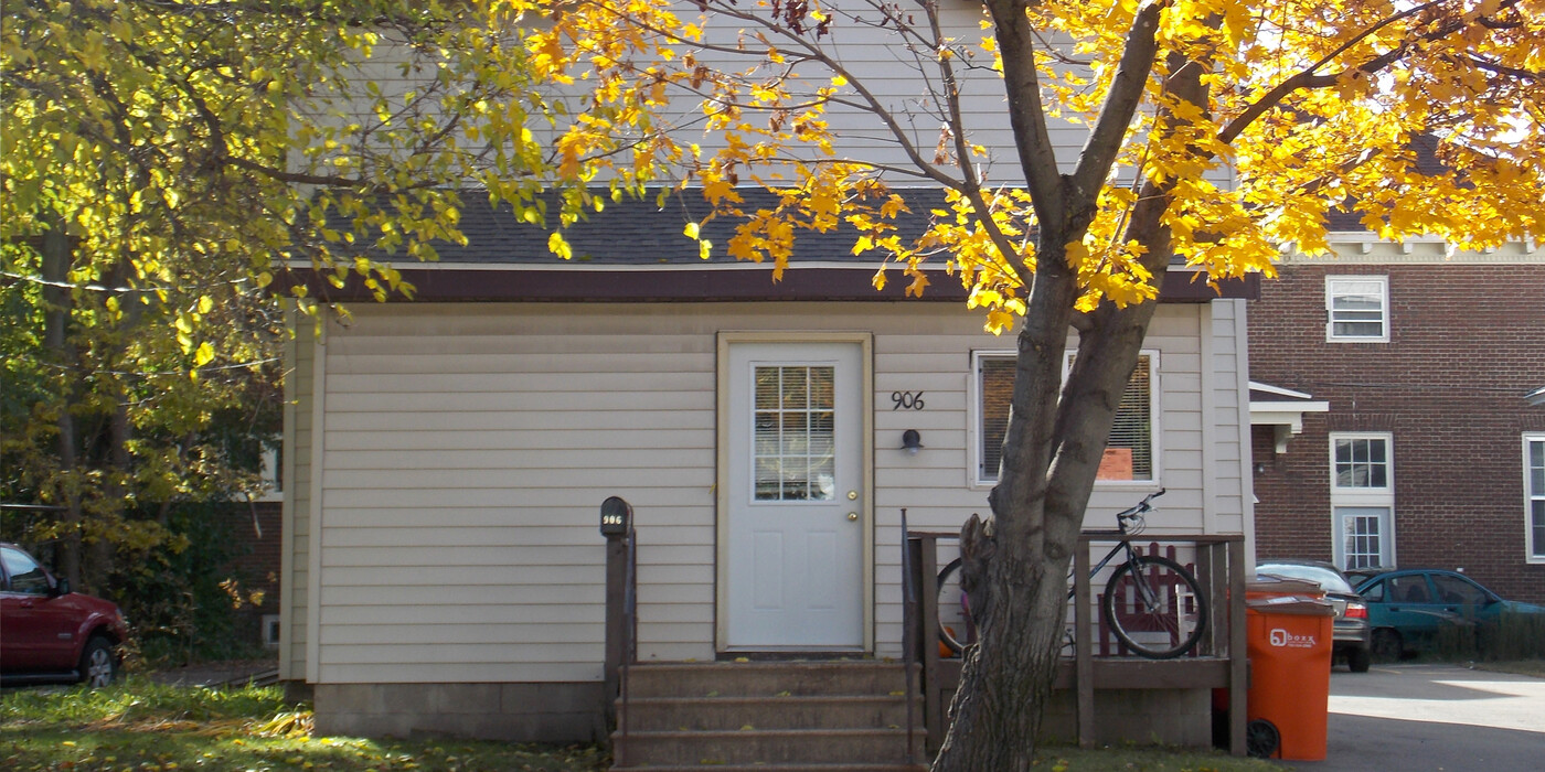 906 Graham Ave in Eau Claire, WI - Foto de edificio