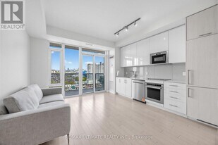 330 Richmond St W in Toronto, ON - Building Photo