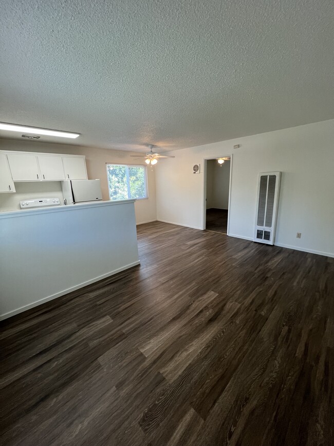 1351 Arcadian Ave in Chico, CA - Foto de edificio - Building Photo