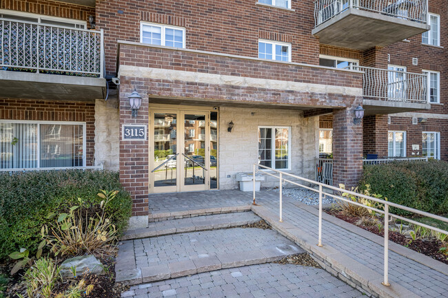 3115 Ernest-Hemingway Av in St. Laurent, QC - Building Photo - Building Photo