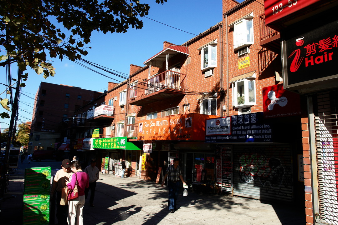 13339-13351 41st Rd in Flushing, NY - Foto de edificio