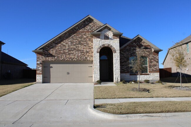 8355 Radiant St in Garland, TX - Foto de edificio - Building Photo