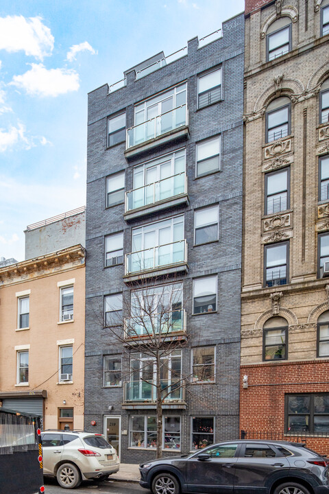 210 S 1st St in Brooklyn, NY - Building Photo