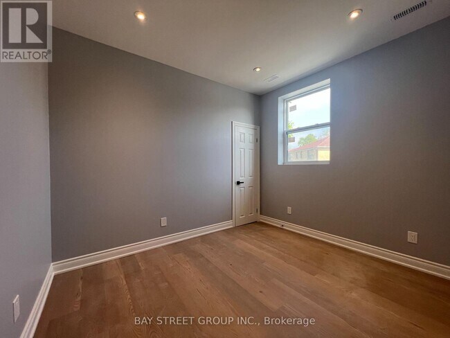 2386-2386 Lake Shore Blvd W in Toronto, ON - Building Photo - Building Photo