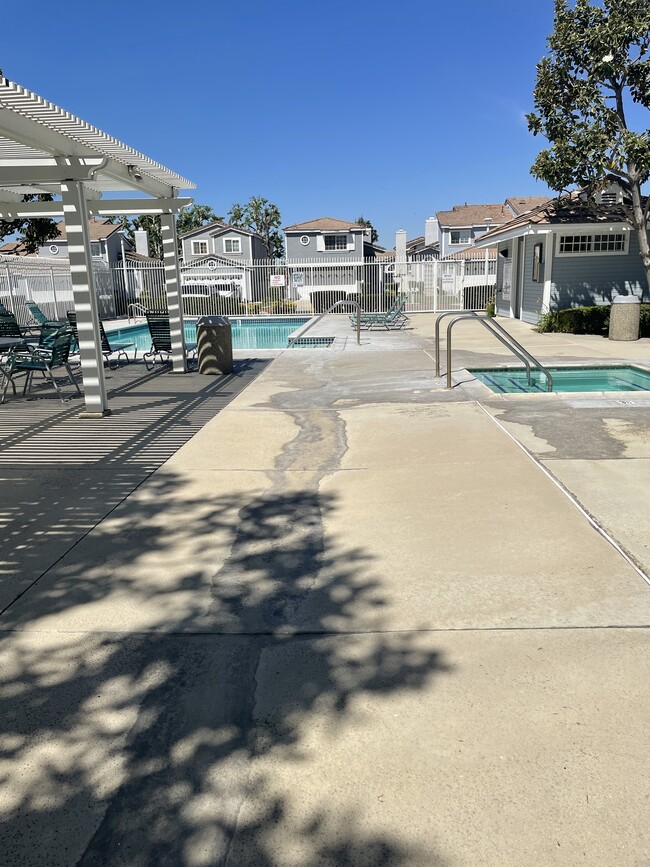 6758 Bradford Ct in Chino, CA - Foto de edificio - Building Photo