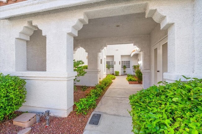 5201 S Torrey Pines Dr in Las Vegas, NV - Building Photo - Building Photo
