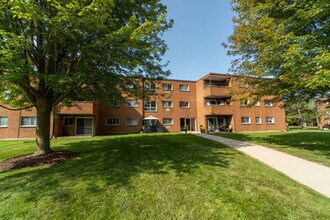 Woodland Trail Apartments in Waterloo, ON - Building Photo - Building Photo