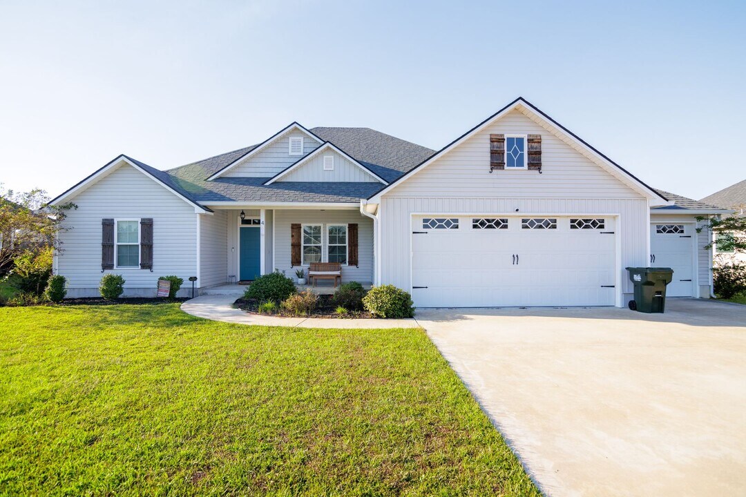 4 Glock Ln in Lakeland, GA - Building Photo