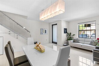 9385 W 33rd Way in Hialeah, FL - Foto de edificio - Building Photo