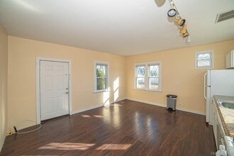 52 Maple Ave in Bay Shore, NY - Building Photo - Building Photo