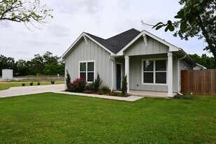 215 E 8th St in Elgin, TX - Building Photo