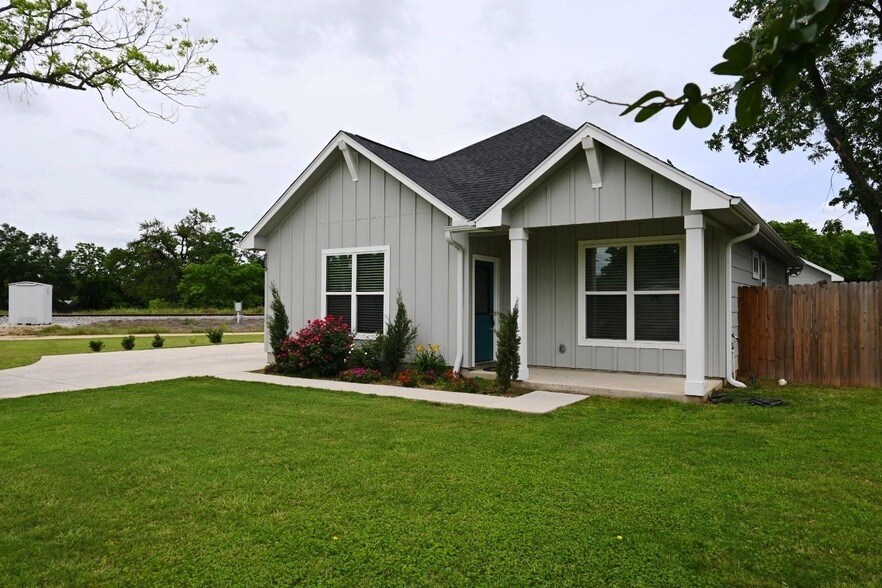 215 E 8th St in Elgin, TX - Building Photo