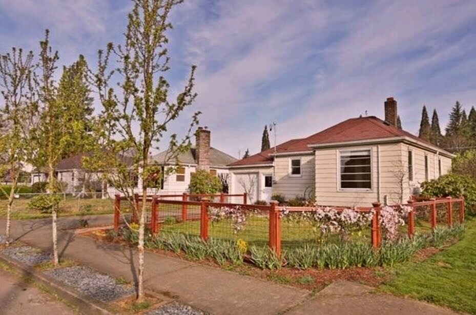 8415 NE Milton St in Portland, OR - Building Photo