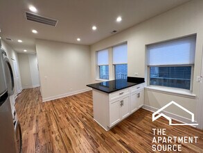 3230 N Clark St in Chicago, IL - Building Photo - Building Photo