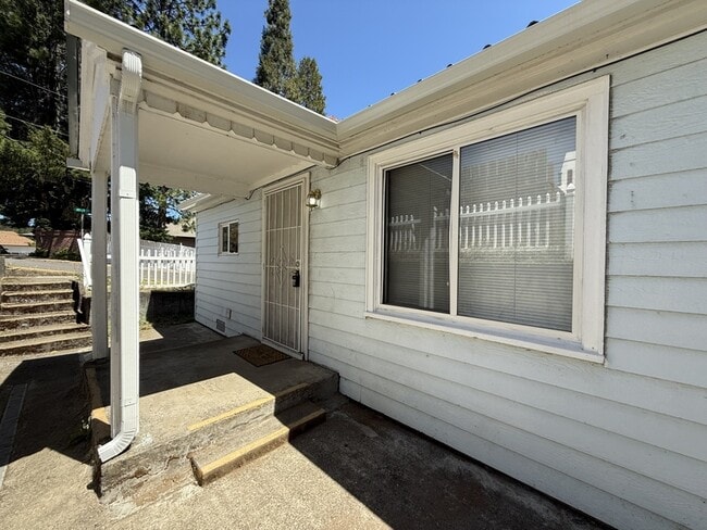 203 NW Pine St in Canyonville, OR - Building Photo - Building Photo