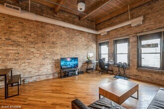 225 W Huron St in Chicago, IL - Foto de edificio - Building Photo