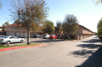 Suntree Apartments in Fontana, CA - Foto de edificio - Building Photo