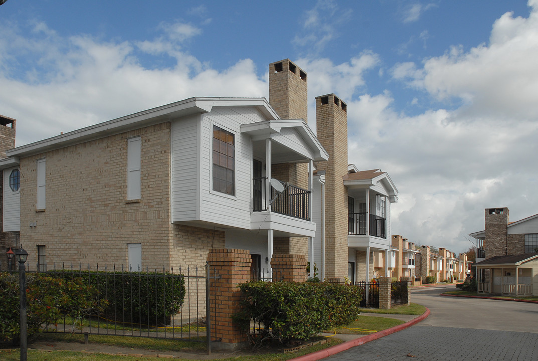 One Wellington Place in Beaumont, TX - Building Photo