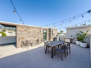 2111 N Cahuenga Blvd in Los Angeles, CA - Building Photo - Building Photo