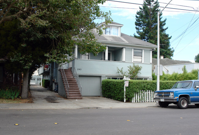 243 N Ellsworth Ave in San Mateo, CA - Foto de edificio - Building Photo