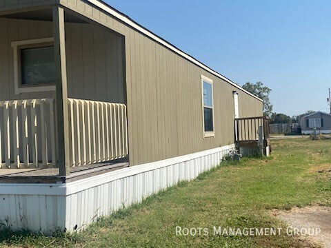 1858 NE Burgess Ct in Topeka, KS - Building Photo