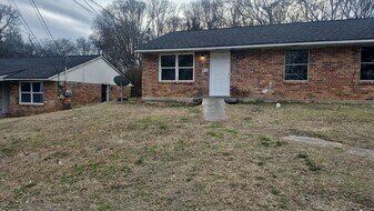 316 W Thomas Ct in Milledgeville, GA - Building Photo