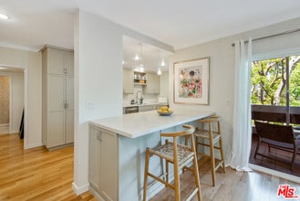 8550 Holloway Dr, Unit 307 in West Hollywood, CA - Foto de edificio - Building Photo