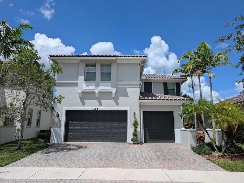 8247 NW 120th Way in Coral Springs, FL - Building Photo
