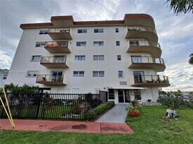 7150 Indian Creek Dr in Miami, FL - Building Photo