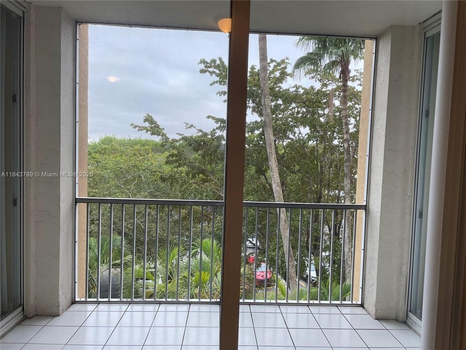 9805 NW 52nd St in Doral, FL - Foto de edificio