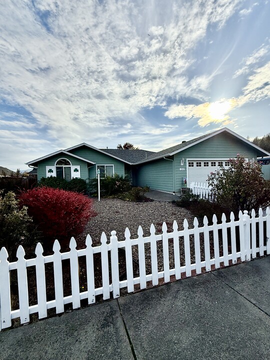 1245 Marcus Way in Grants Pass, OR - Building Photo