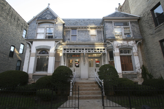 2428 N Geneva Ter in Chicago, IL - Foto de edificio - Building Photo